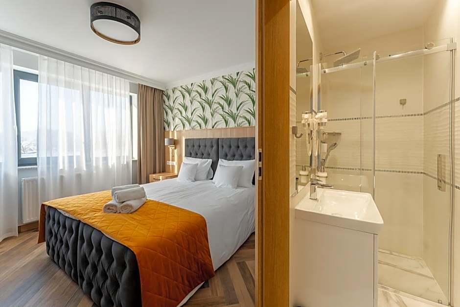 Mazurkowa - z widokiem na Karkonosze i Śnieżkę, darmowy parking, obok restauracja Mazurkowa Chata