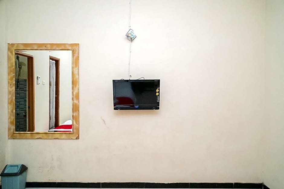 RedDoorz At Villa Akbar 3