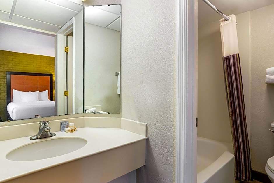 La Quinta Inn & Suites by Wyndham Tampa Bay Airport