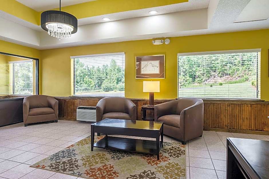 Travelodge by Wyndham Macon West