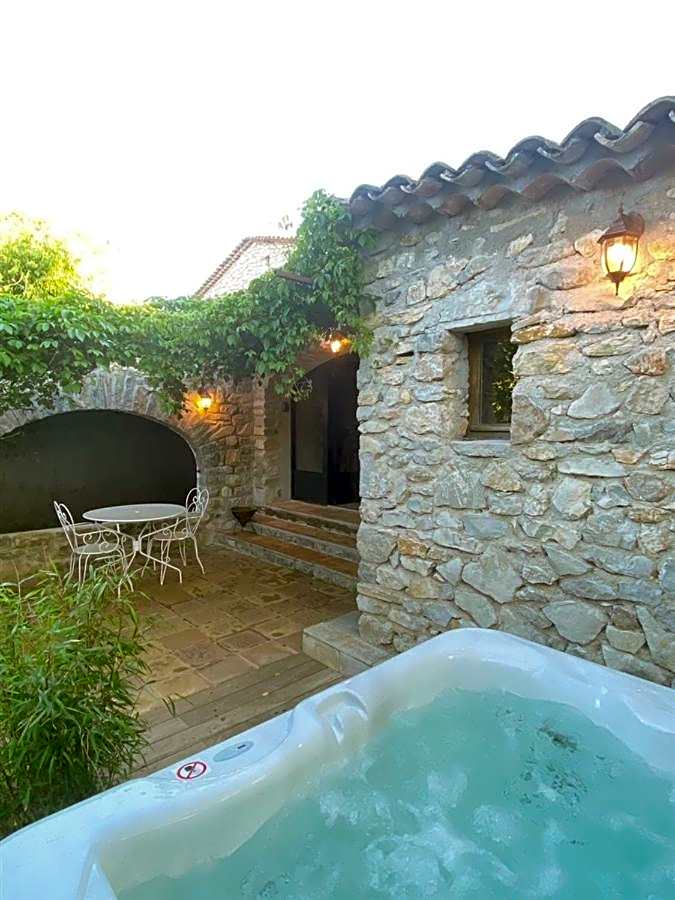 L Amourier chambres charme et confort avec Jacuzzi ou baignoire XXL