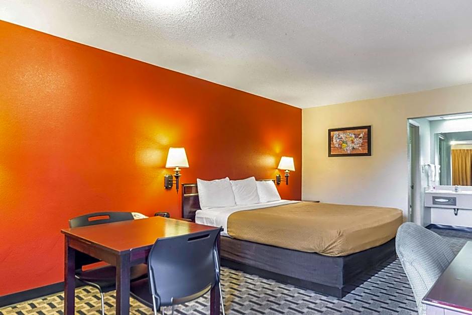 Photo 1 of 3 of 1 King Bed, Nonsmoking