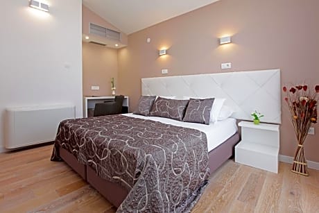 Superior Double Room with Balcony and Side Sea View