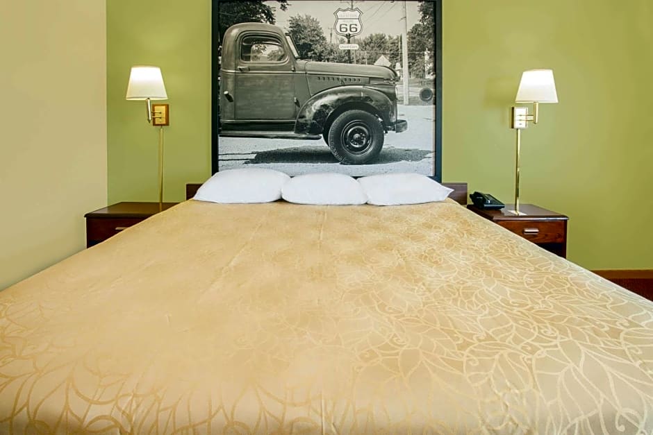 Super 8 by Wyndham Normal Bloomington