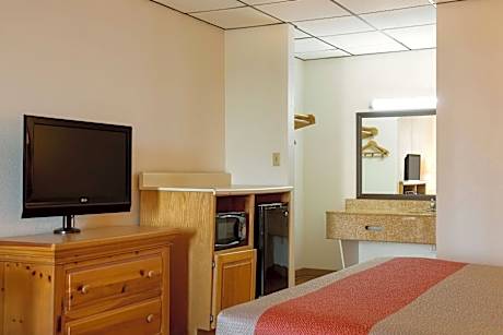 Deluxe King Room - Non-Smoking