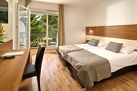 Double or Twin Room with Balcony and Garden View 
