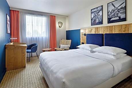 1 Queen Bed Non-Smoking Comfort Room Courtesy Tray Iron And Ironing Board