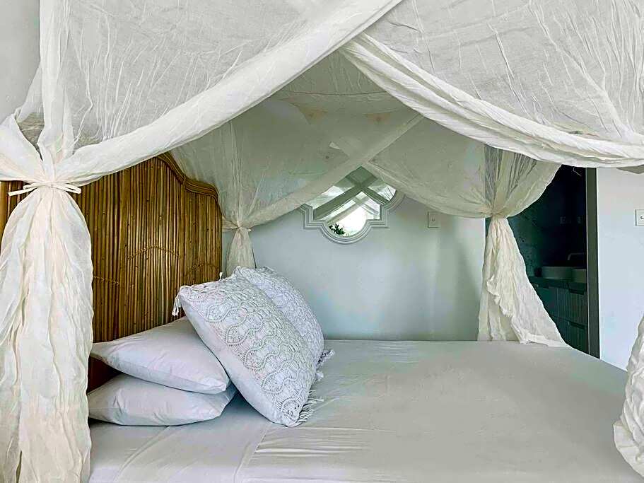 WanderLust - Little Slice of Heaven on Macrossan Str