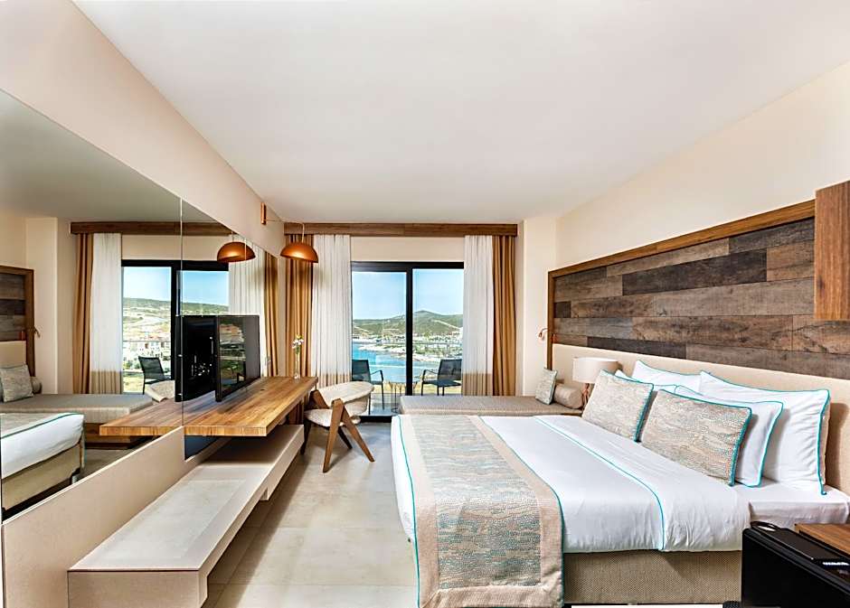 Photo 1 of 6 of Superior, Side Sea View