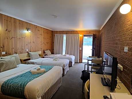 Country Roads Motor Inn