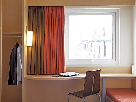 Standard room with large double bed, WIFI, flat-screen LED TV and bathroom