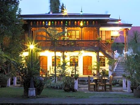 Sulyap Bed & Breakfast – Casa de Alitagtag Boutique Hotel