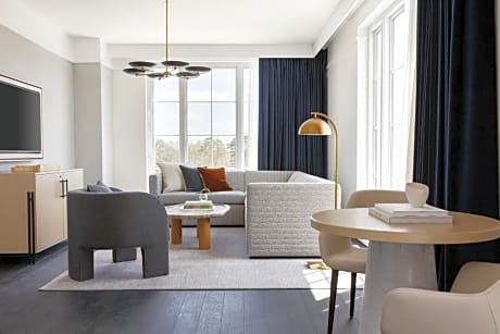 One-Bedroom Suite with Dining Area and Terrace