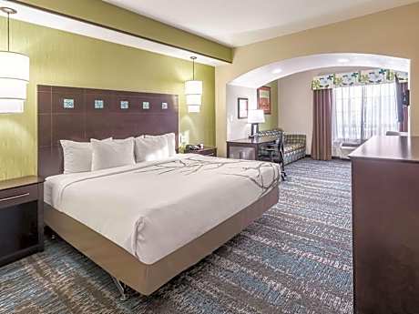 La Quinta Inn & Suites by Wyndham Dallas Grand Prairie South
