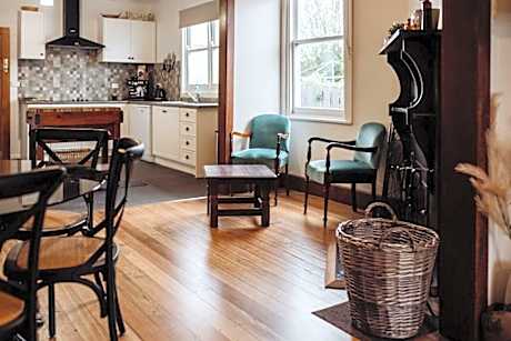 Cottage on Groom - St Marys Charm and Convenience!