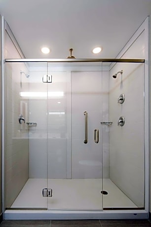 1 King W/Luxury Shower Only Nonsmoking