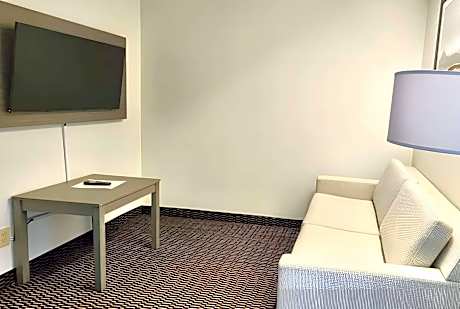 Business King Studio Suite - Non-Smoking
