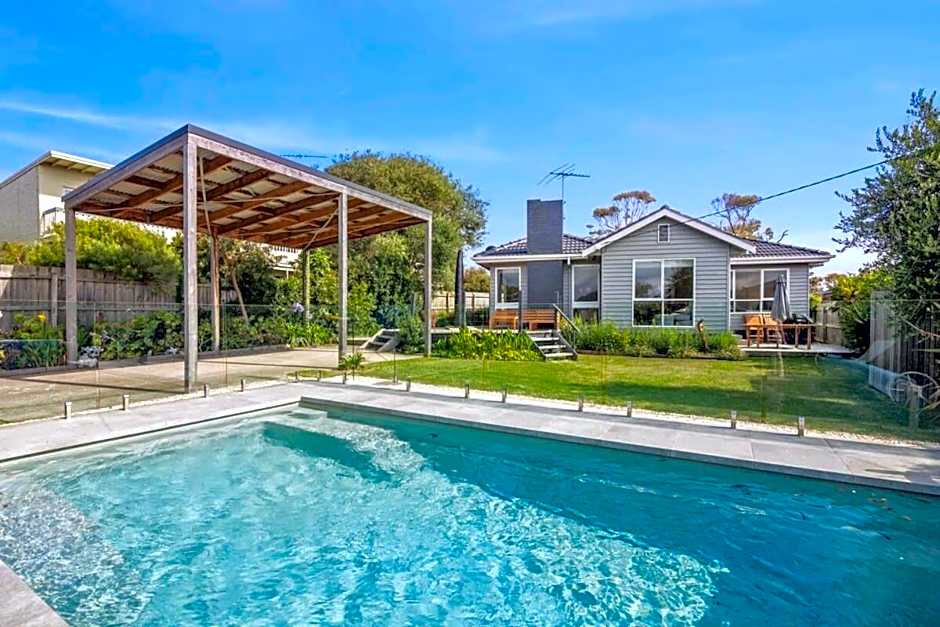 Torquay Springs with pool 600m to beach