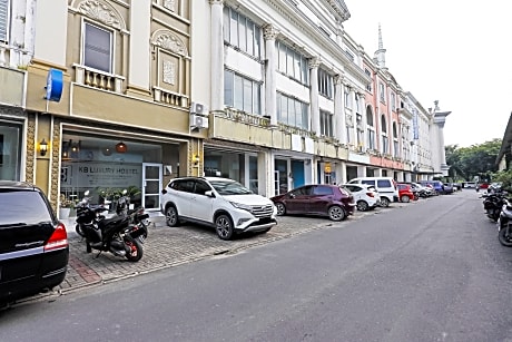 Capital O 91407 Kb Luxury Hostel