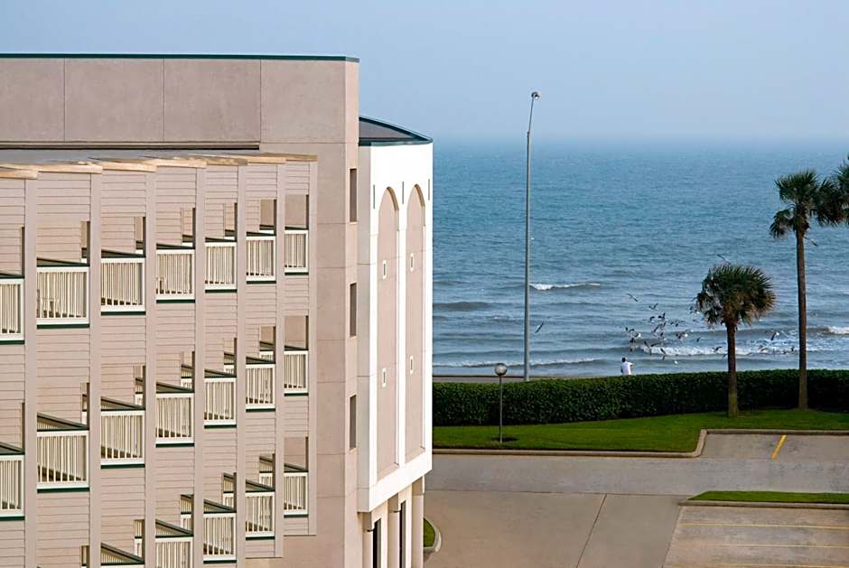 Casa Del Mar Beachfront Suites