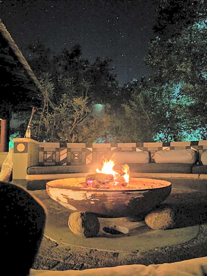 Tingala Lodge - Bed in the Bush