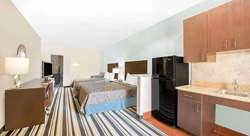 Super 8 by Wyndham Dilley TX