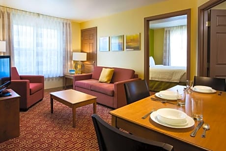 Two Bedroom Suite - Queen in Each with Roll-In Shower - Mobility/Hearing Accessible