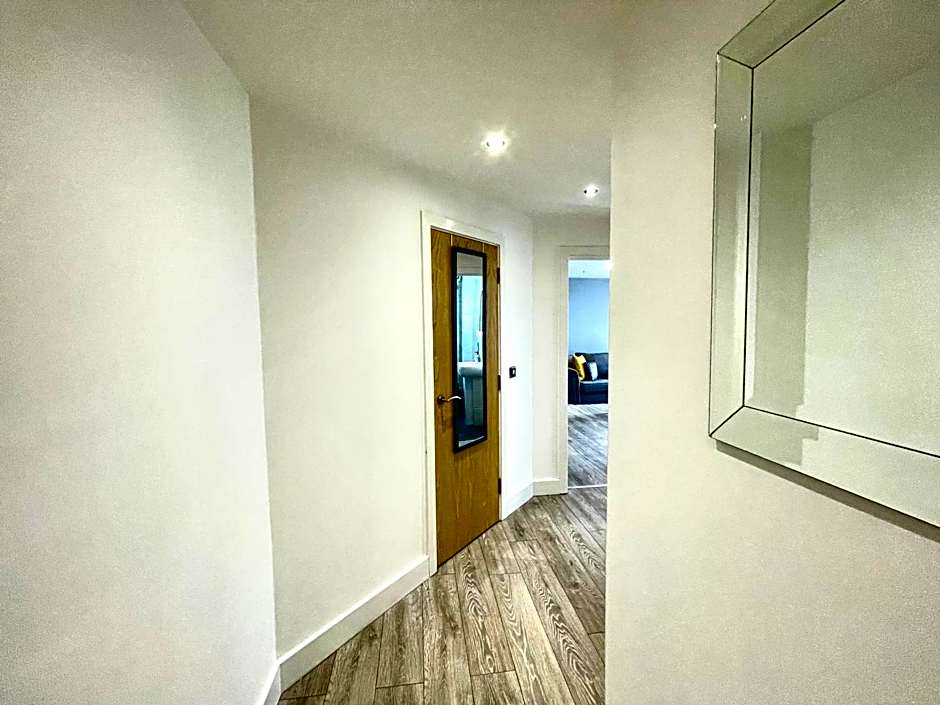 RNM - Business Professionals Stay, Walsall City Centre, 2 Bedroom with ensuite and bathroom, Entire Place, Kitchen & Washroom with amenities, Smart Tv, Easy Access, Fast WiFi, Parking Nearby, Great transport links