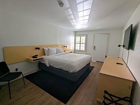 1 King Bed