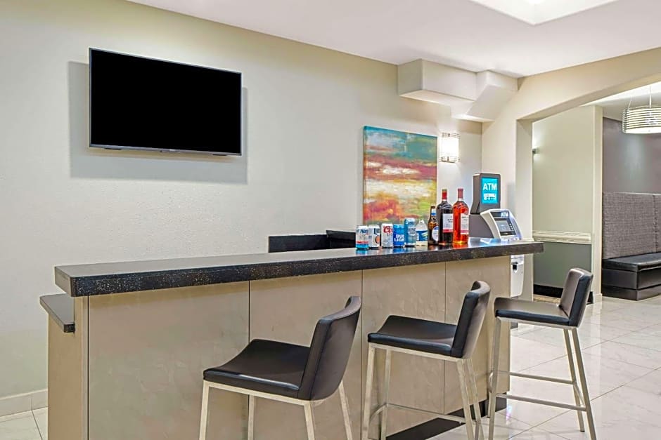 La Quinta Inn & Suites by Wyndham Mercedes Outlet Mall