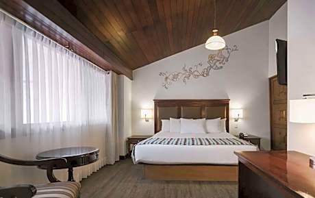 1 King and 2 Double Beds Suite Non-Smoking