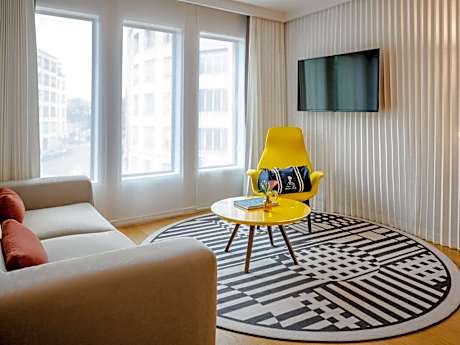 Large Queen Suite with Lounge Area and View