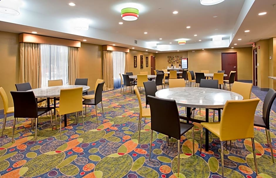 Holiday Inn Express & Suites St Louis Airport, an IHG Hotel By IHG