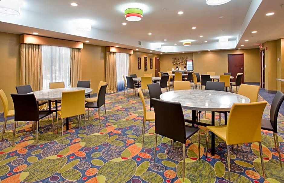 Holiday Inn Express Hotel & Suites St. Louis - NE Lambert Field