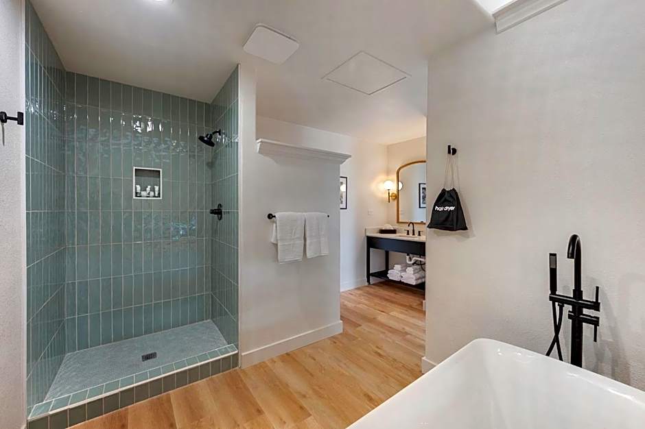 Bodega Coast Inn and Suites