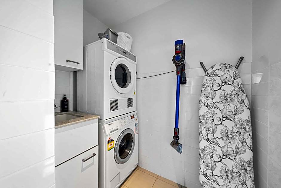 Absolute Beachfront Marcoola - Private Pool - Private Spa Bath - Games