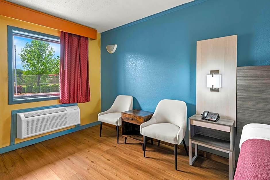 Econo Lodge Airport near Billy Graham Parkway