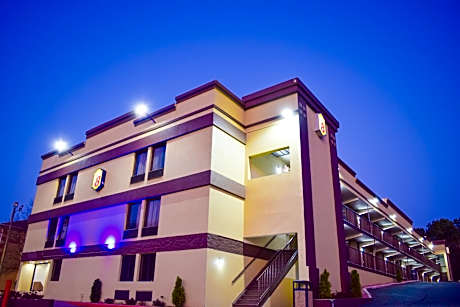 Super 8 by Wyndham Raleigh Downtown South