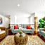 Tropical Oasis - King Beds - Free Netflix & Parking - Fast Wi-Fi