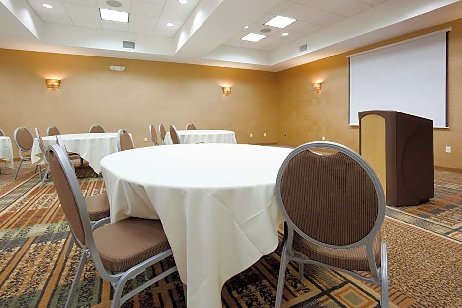 Holiday Inn & Suites Green Bay Stadium by IHG