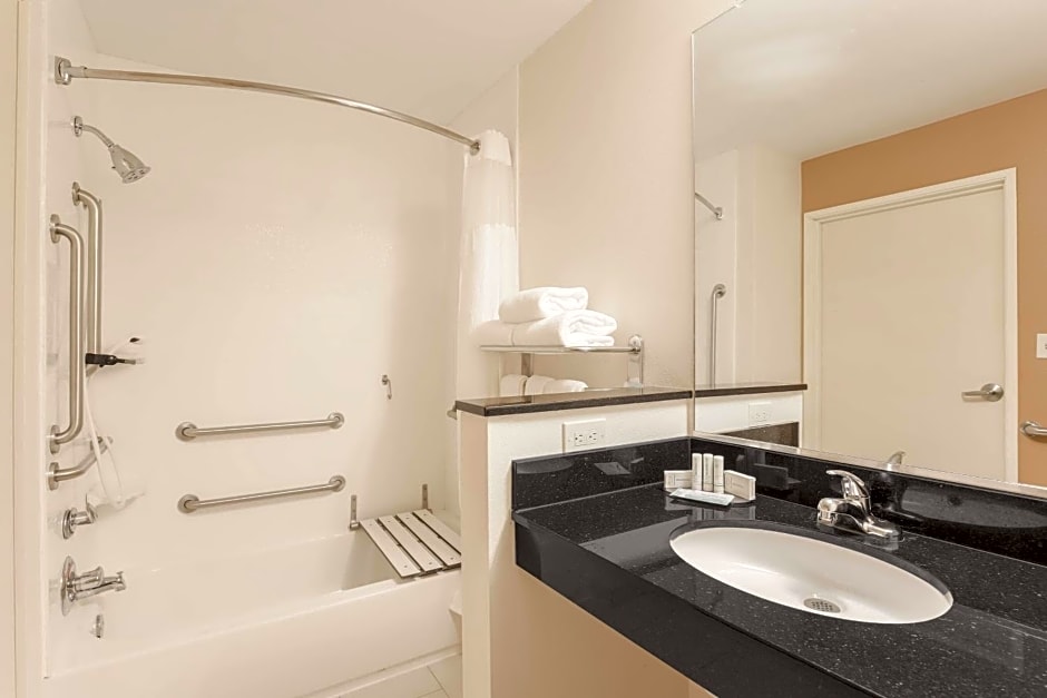 Fairfield Inn & Suites Victoria
