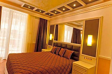 Deluxe One-Bedroom Apartment with Sea View