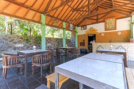 Hotel Tara Bar & Resto Air Sanih by ZUZU