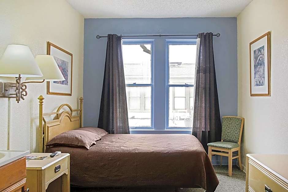 OYO Cameron Historic Hotel Brownsville I-69E