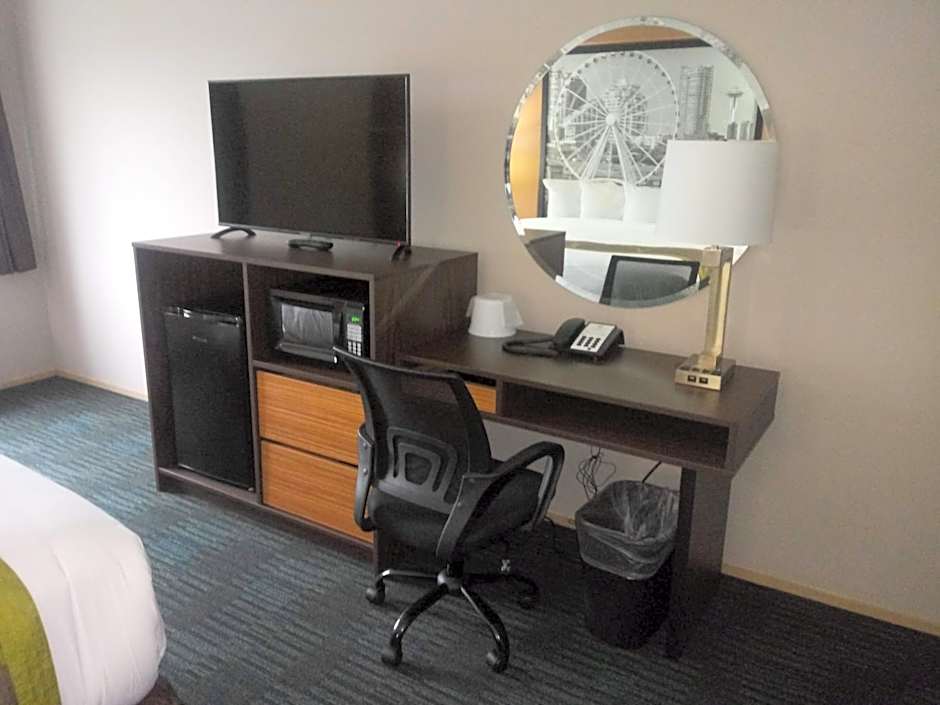 Super 8 by Wyndham Lynnwood