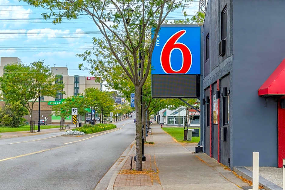 Motel 6 Niagara Falls, ON Near the Falls