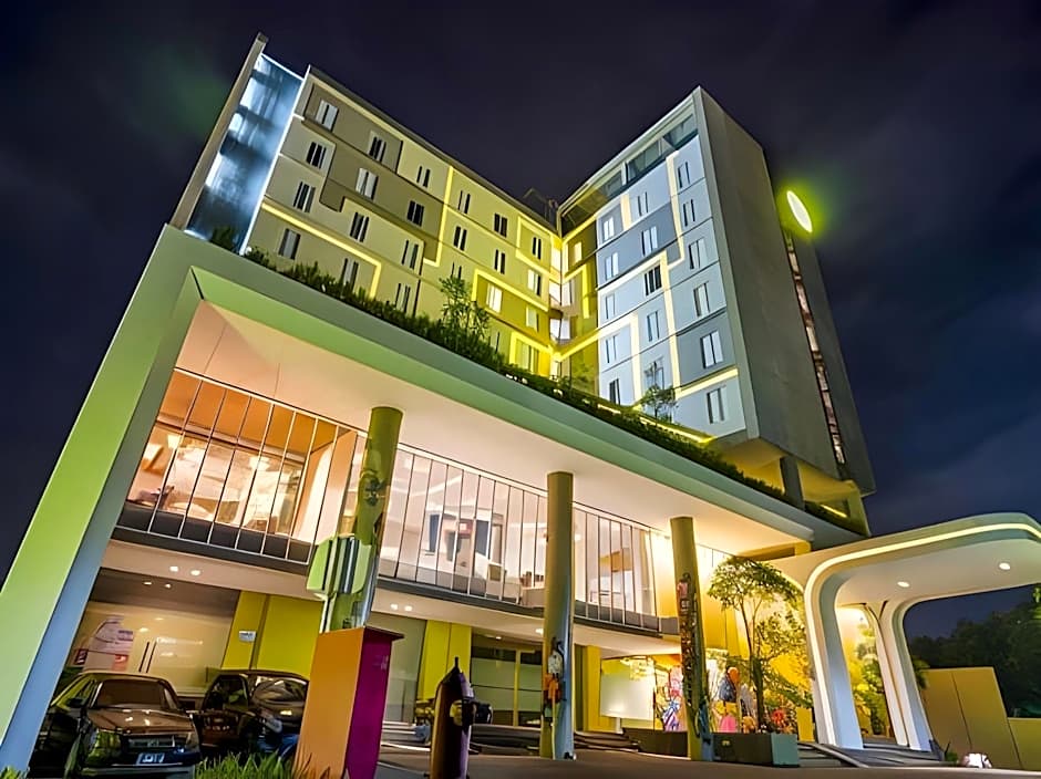 Yello Hotel Jemursari