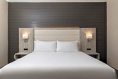 1 King Bed, Nonsmoking, Accessible, Upgrade