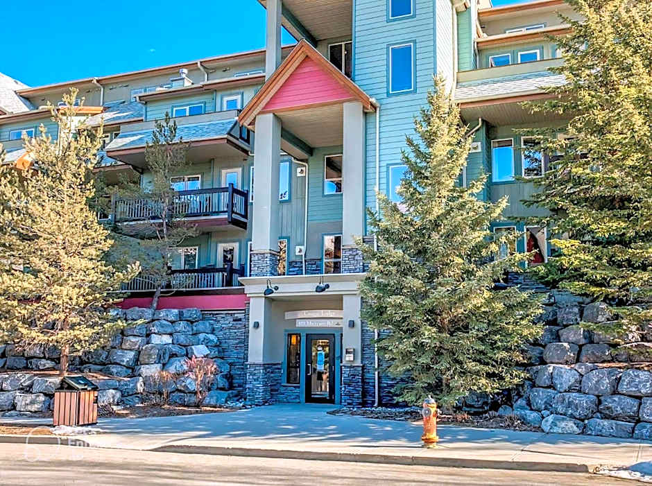 Rocky Mountain Getaway with Outdoor Heated Pool, 3 Hot Tubs, Gym, BBQ, Garage & 24 hour Reception near Banff