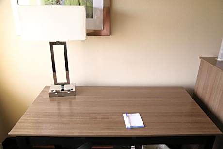 King Room with Bath Tub - Mobility Accessible/Non-Smoking